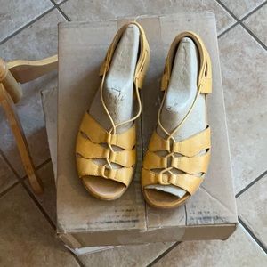 Earth Leather Aloha Amber Yellow Sandals in Size 9B, Preowned